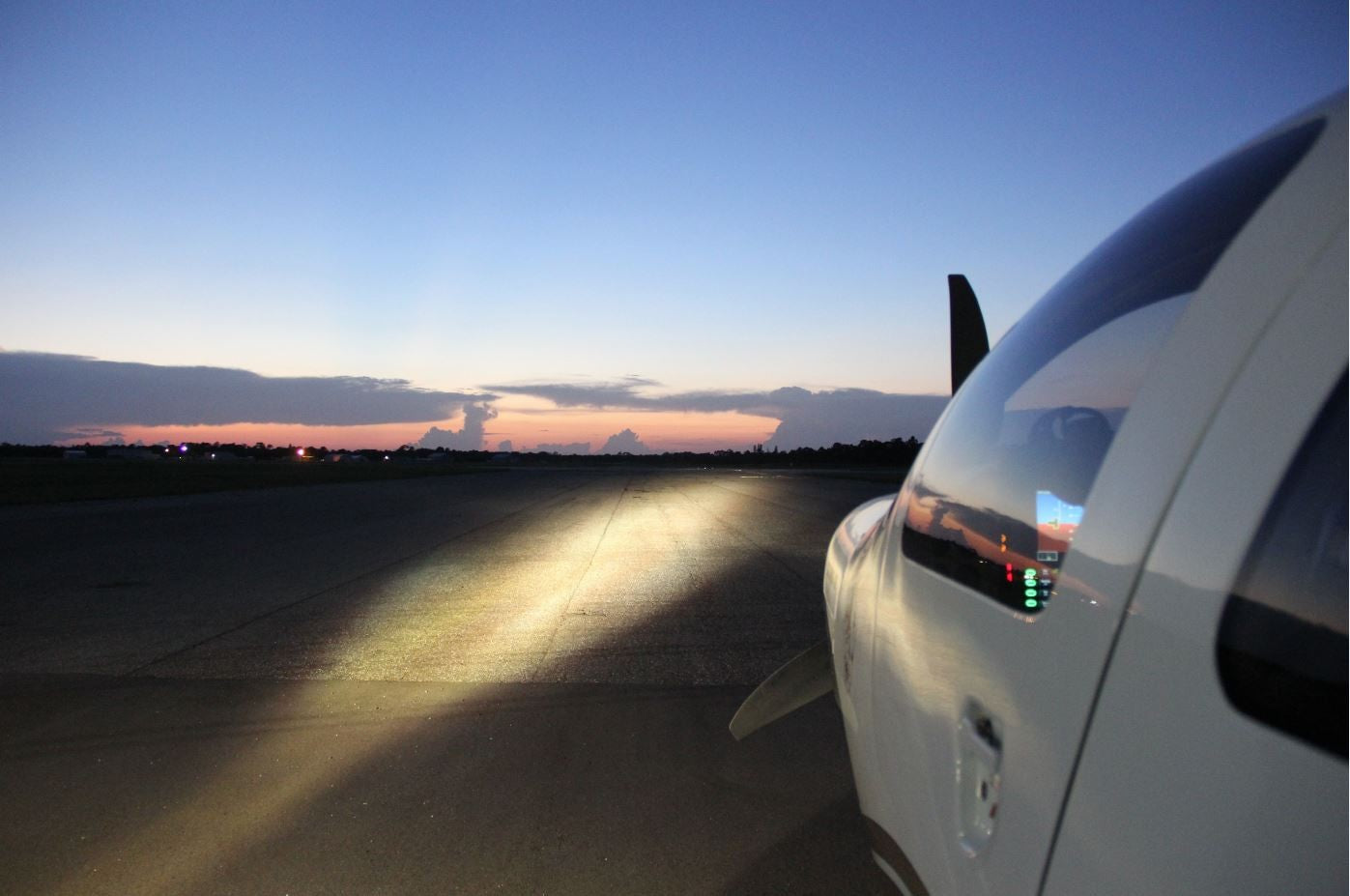 Cessna 400 Wing Landing / Taxi Light Test